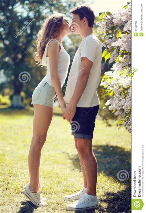 Couple de jeunes baise devant la webcam. 10:57. 3. 88.4%. La brune sensuelle aguiche son homme avec une mini-jupe, et il peut voir sa chatte épilée. Il va la baiser avec la jupe.